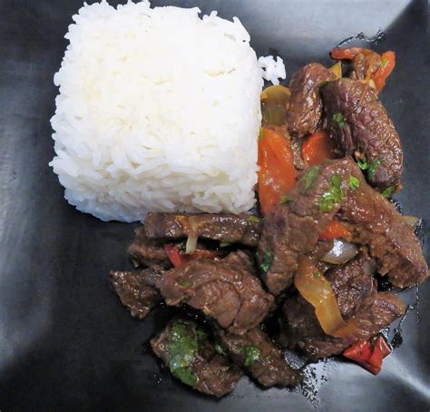 Lomo saltado con arroz