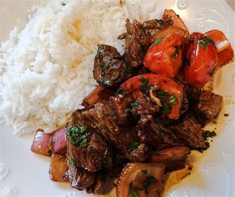 Lomo saltado con arroz