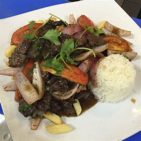 Lomo saltado con arroz