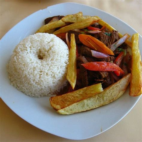 Lomo saltado con arroz