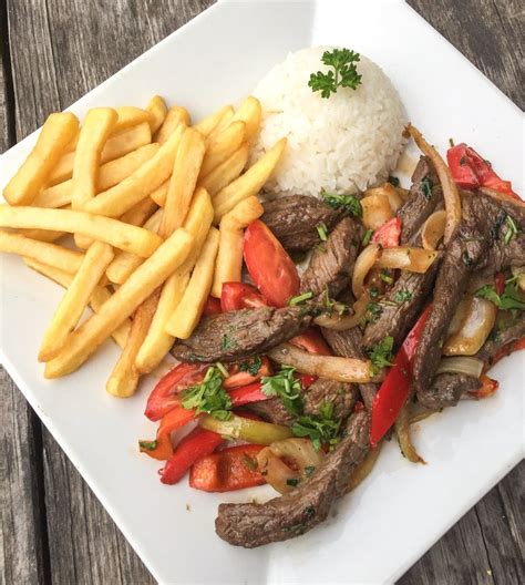 Lomo saltado con arroz