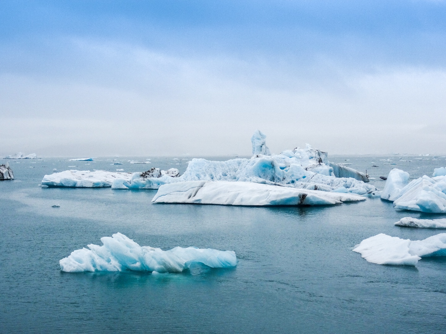 icebergs_floating_in_the_ocean_in_iceland.png