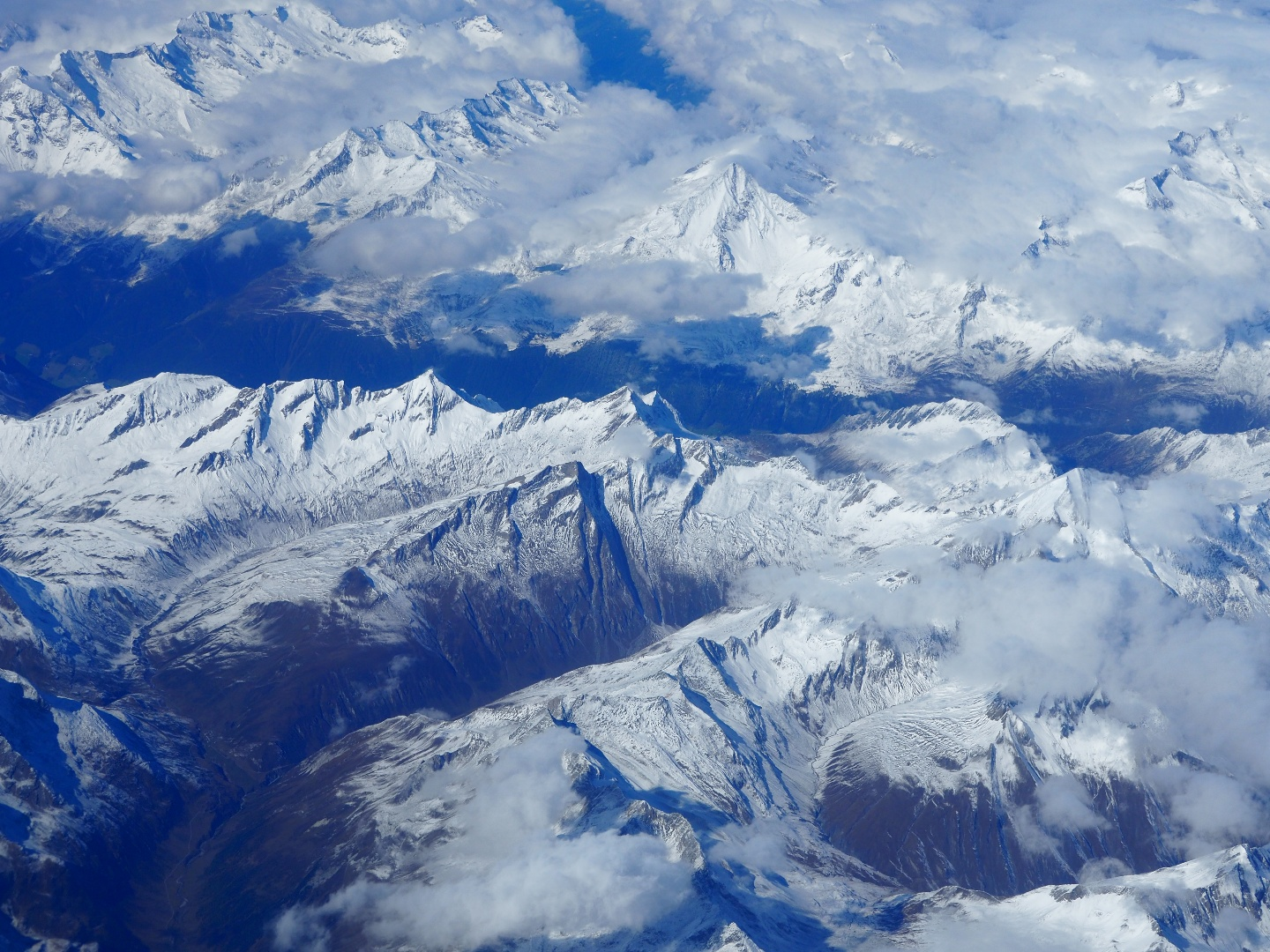 snow__capped_mountains_from_the_air.png