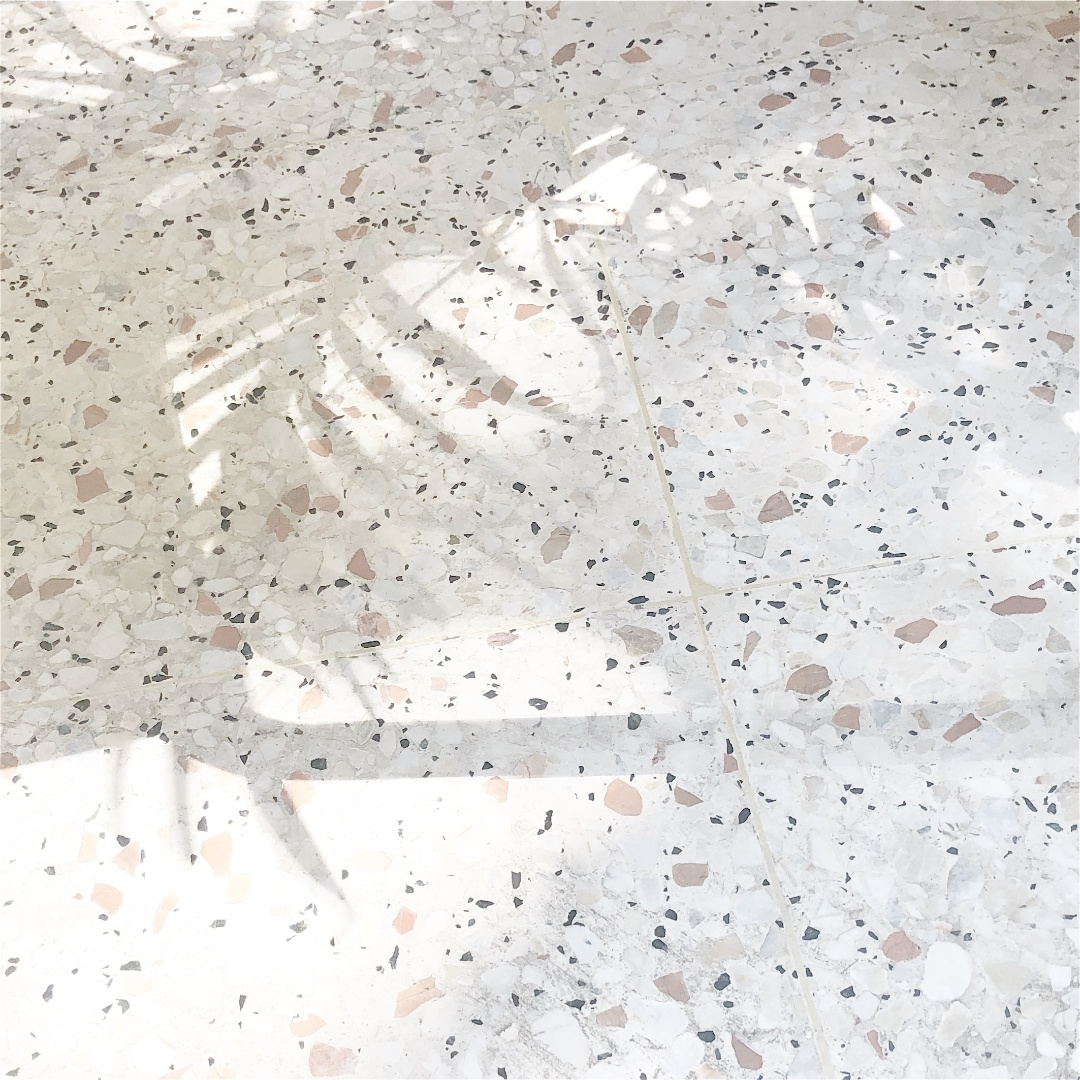 terrazzo_flooring_in_a_bathroom.png