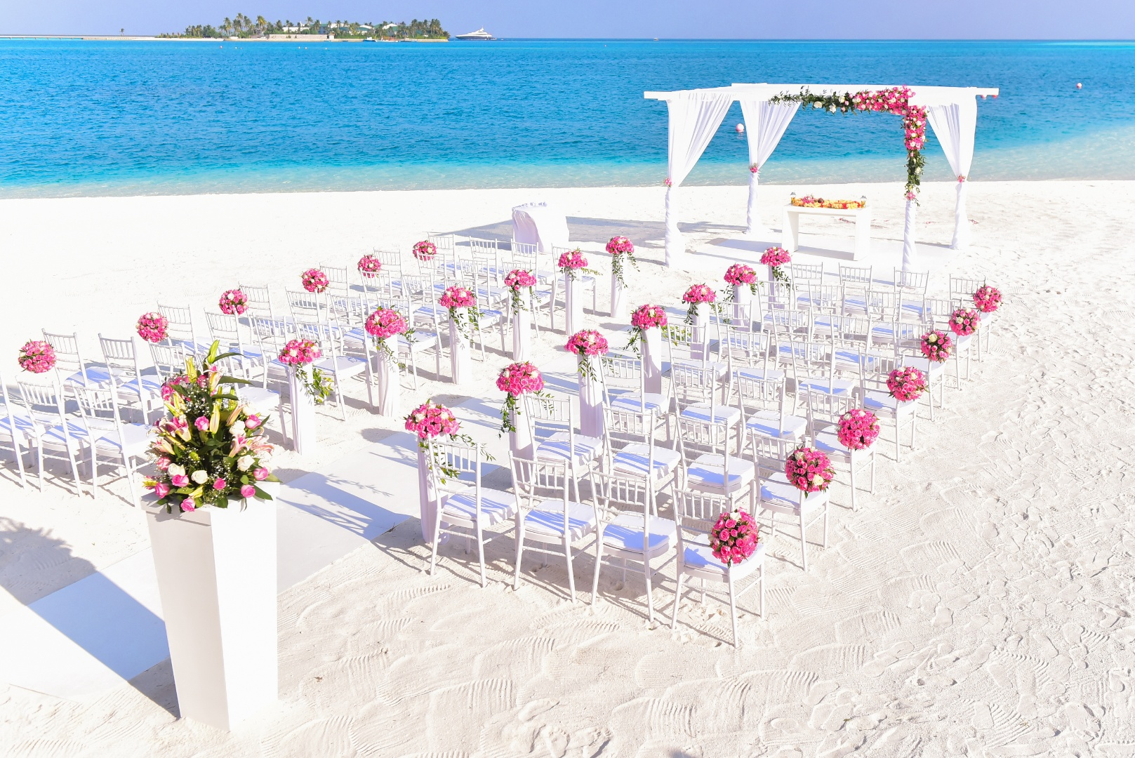 wedding_ceremony_on_the_beach_1.png