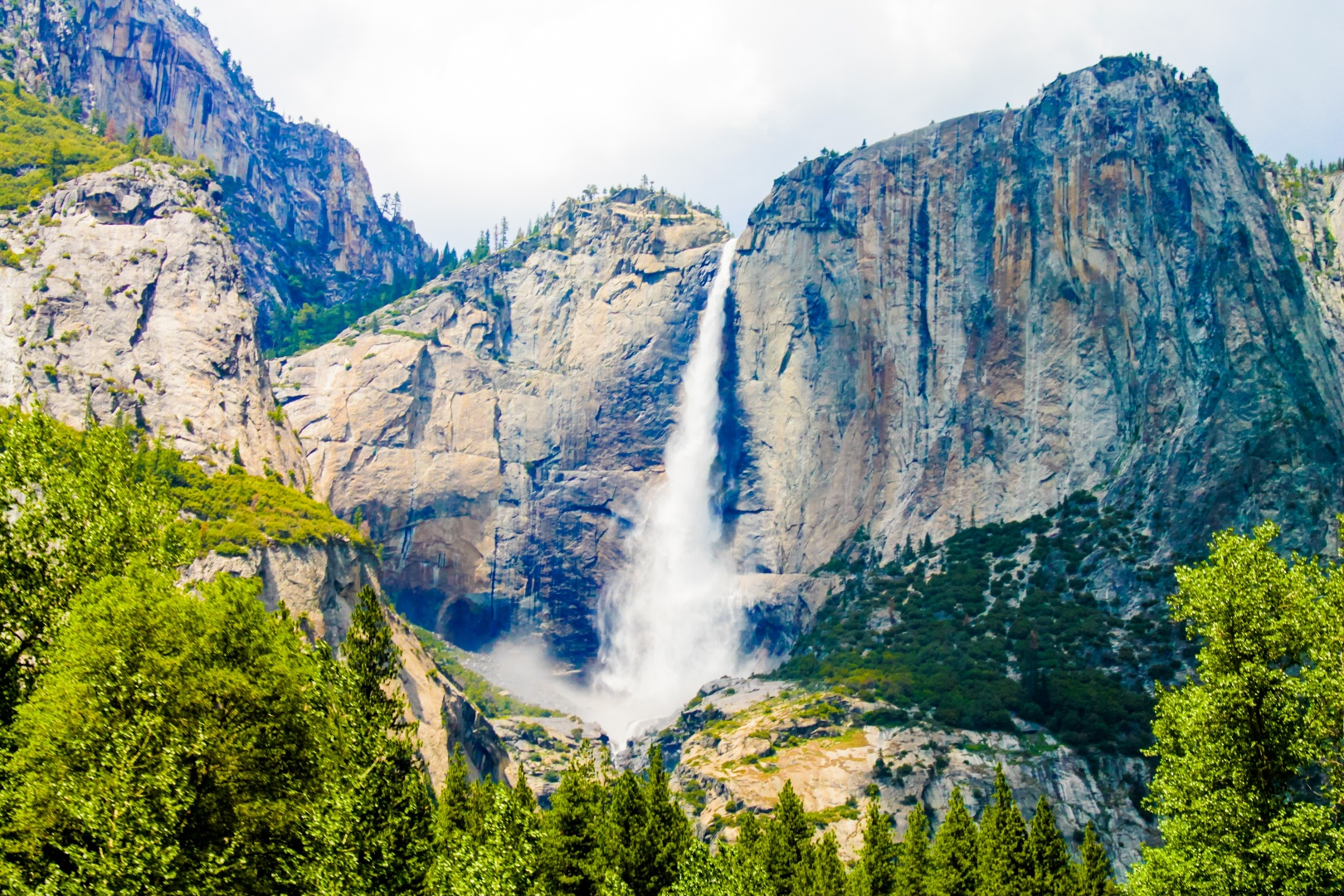 yosemite_falls_in_the_yosemite_valley.png