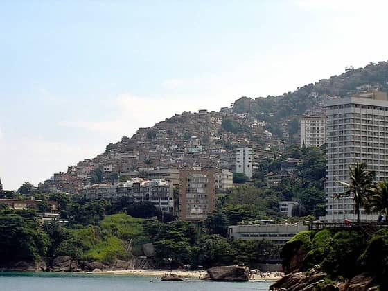 2240px-Favela_Vidigal.jpg