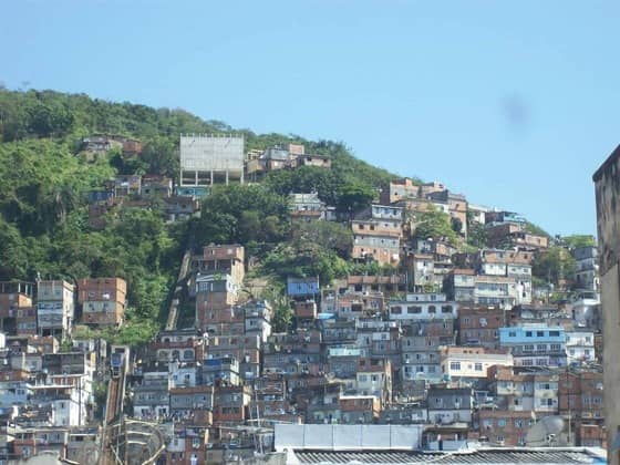 2240px-Favelas_en_R%C3%ADo_de_Janeiro.JPG