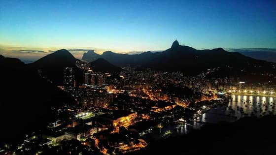 2240px-Rio_cuando_anochece.jpg