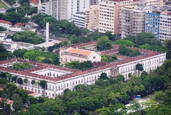 2240px-UFRJ-Praia_Vermelha.jpg