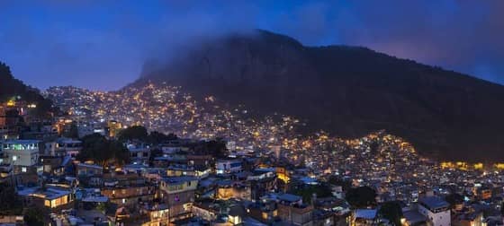 2240px-1_rocinha_night_2014_panorama.jpg